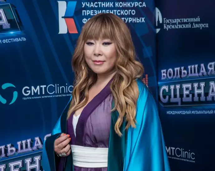 Анита Цой в фиолетовом платье и бирюзовой накидке у пресс-стены „Большая сцена“