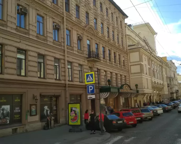 Жёлтое здание Театра имени Комиссаржевской на Итальянской улице в Петербурге, летний день