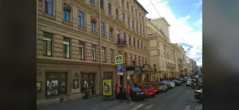 Жёлтое здание Театра имени Комиссаржевской на Итальянской улице в Петербурге, летний день