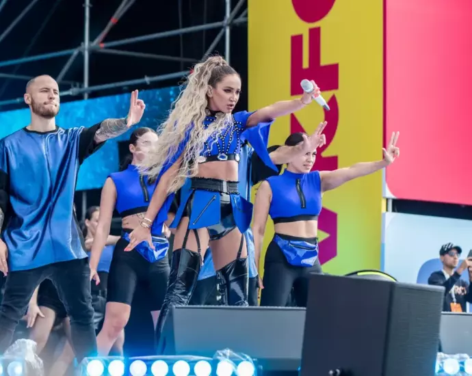 Ольга Бузова поёт на сцене фестиваля VK Fest рядом с танцорами в синих костюмах, 2019 год
