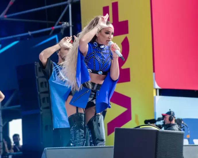 Ольга Бузова с микрофоном на сцене фестиваля VK Fest, 2019 год
