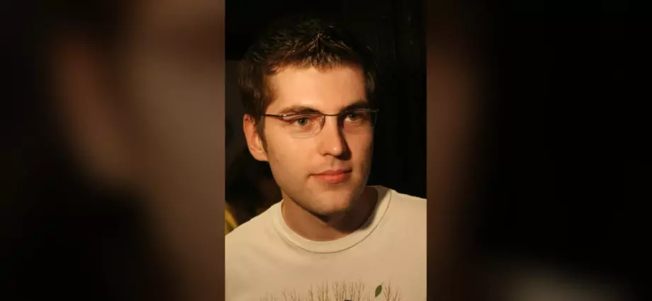 Телеведущий Дмитрий Борисов в очках и светлой футболке, 2008 год