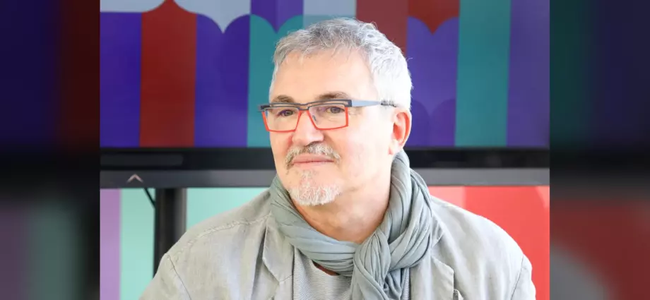Дмитрий Дибров в очках и сером шарфе
