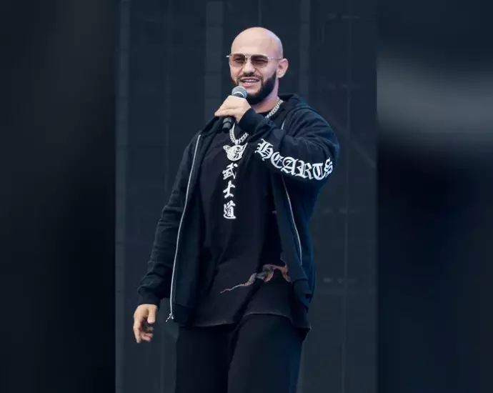 Рэпер Джиган с микрофоном на сцене фестиваля VK Fest
