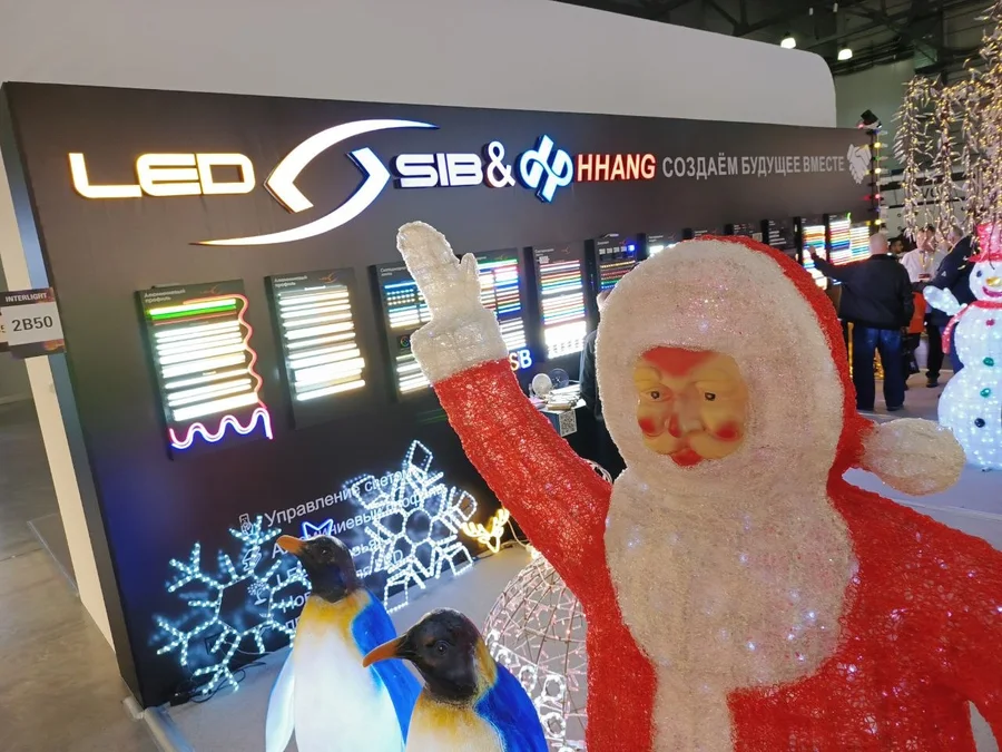 Светящийся Дед Мороз у стенда LED-SIB 2B50