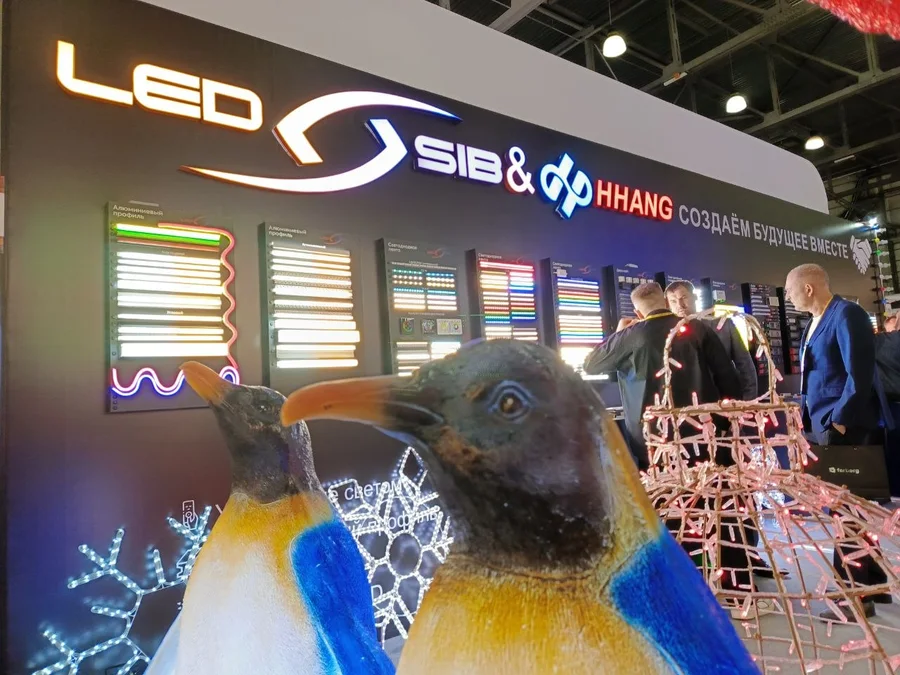 Стенд LED-SIB и HHANG со светящимися пингвинами