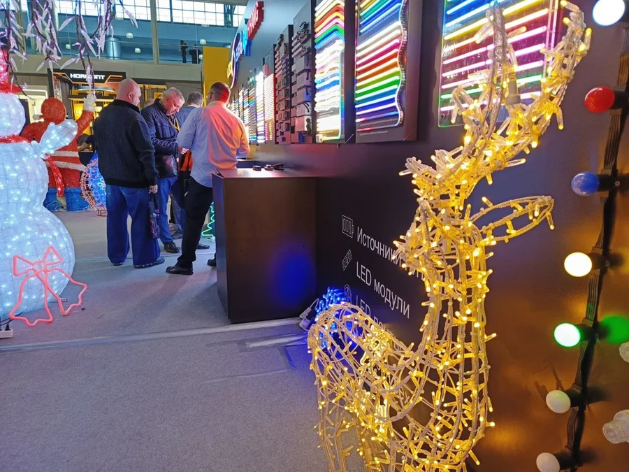Золотой светящийся олень и гирлянда на стенде LED-SIB