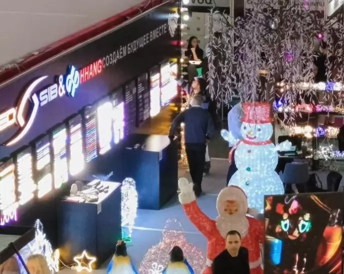 Стенд LED-SIB на Interlight 2026: светящееся дерево, снеговик и Дед Мороз