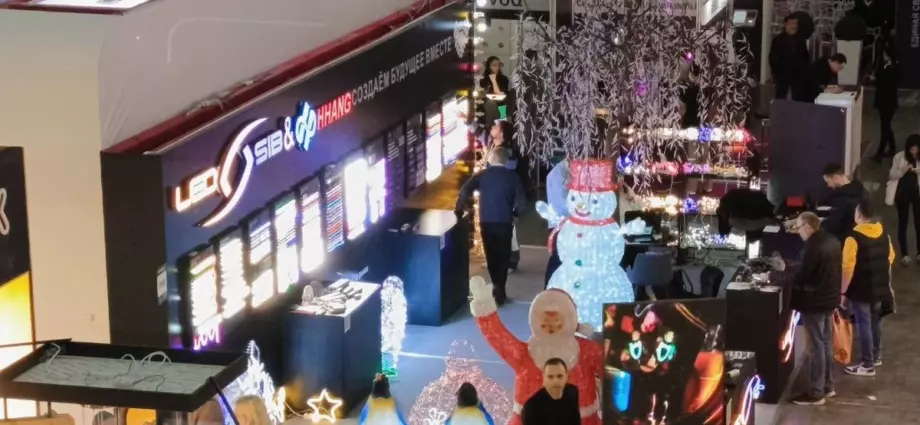 Стенд LED-SIB на Interlight 2026: светящееся дерево, снеговик и Дед Мороз
