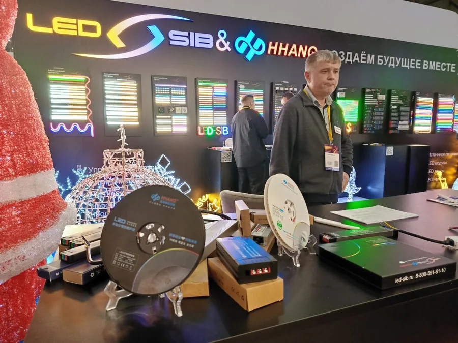 Стойка LED-SIB: катушки светодиодной ленты и блоки питания
