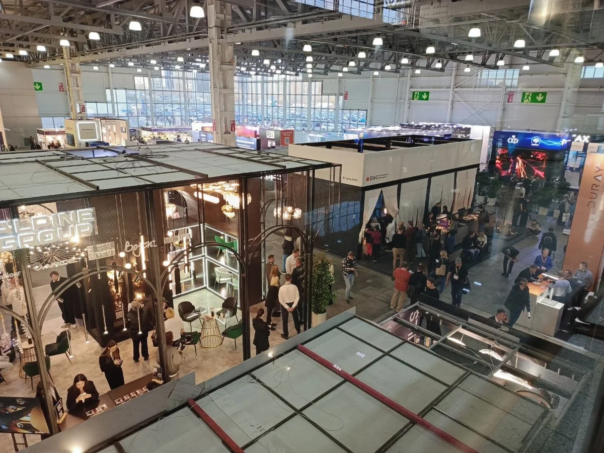 Зал выставки Interlight 2026 сверху: стенды ELINE GROUP и SWG