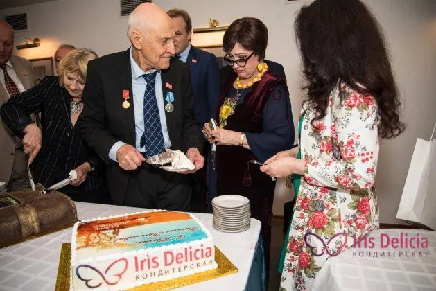 Николай Дроздов у торта Iris Delicia на своём 80-летии
