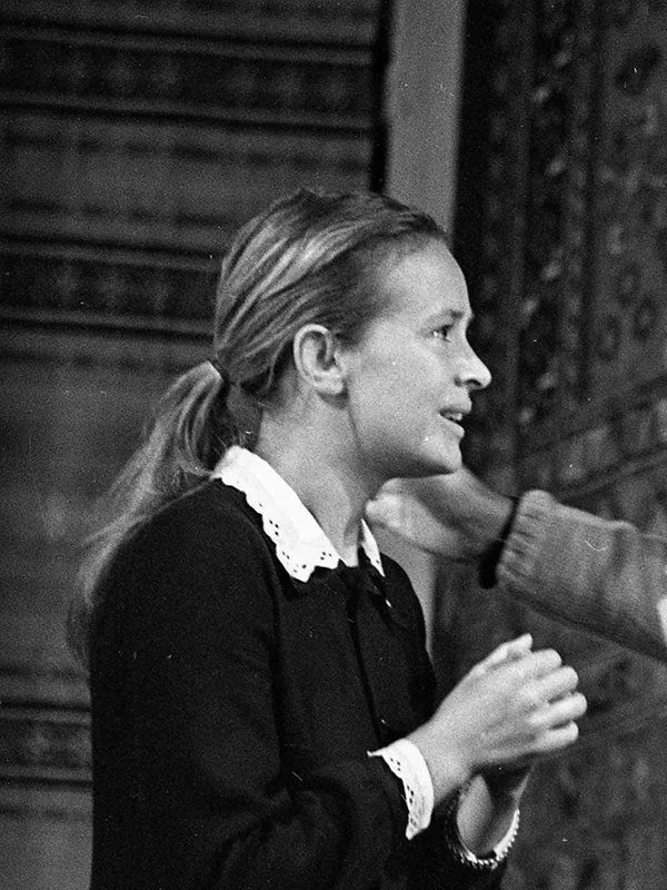 Марина Неёлова в тёмном платье с кружевным воротником на сцене