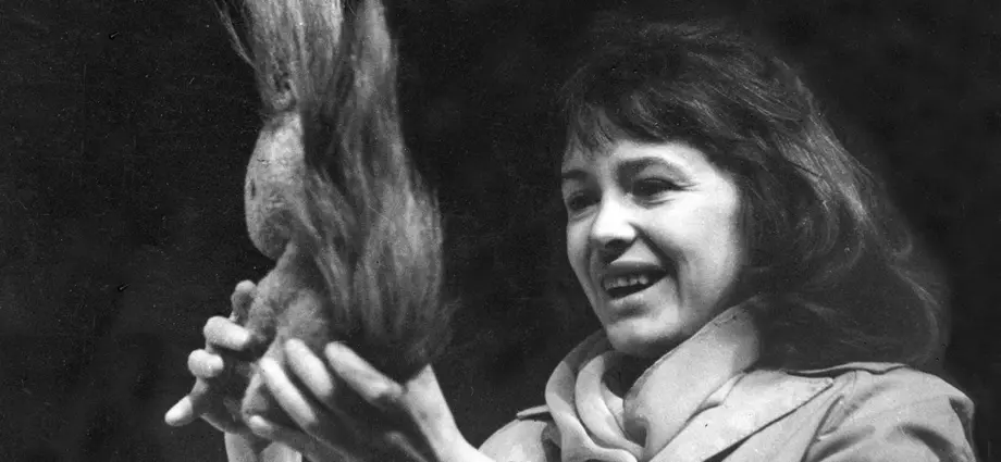 Молодая Марина Неёлова на сцене в спектакле «Вечно живые», 1974