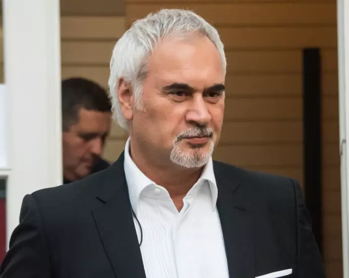 Валерий Меладзе в тёмном пиджаке и белой рубашке на фестивале в Юрмале, 2017 год