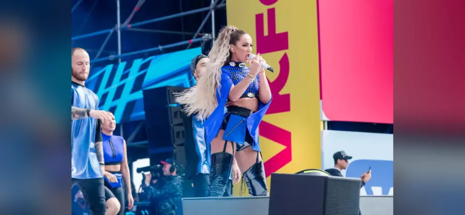 Ольга Бузова поёт на сцене фестиваля VK Fest в синем сценическом костюме, 2019 год