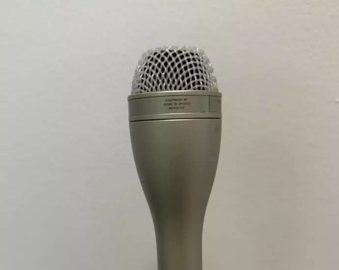 Винтажный микрофон Shure SM61 на светлом фоне