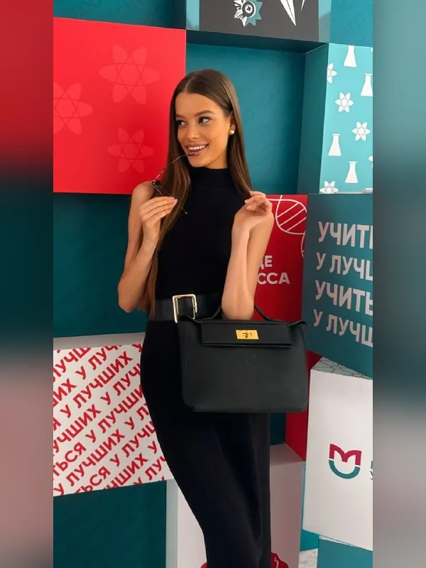 Валентина Алексеева в чёрном платье с сумкой
