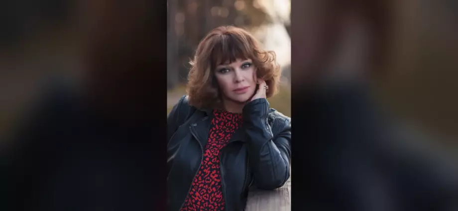 Актриса Елена Валюшкина в кожаной куртке, портрет на фоне осеннего парка